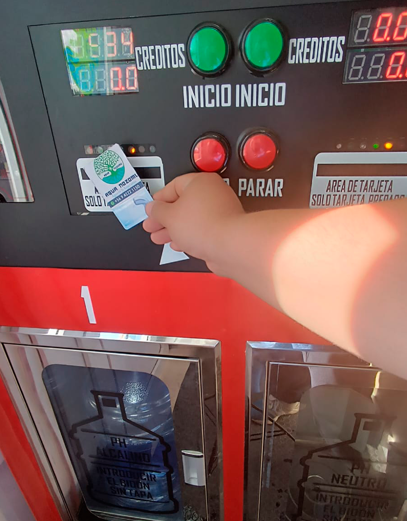 PASO 4: Acercar la tarjeta al área designada (1 o 2= según posición del bidón) para traspasar saldo a la máquina.